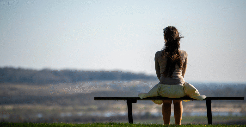 mujer en la orilla de la playa sobre un banco
