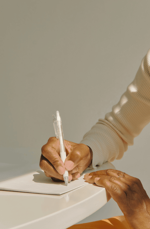 mano escribiendo sobre papel